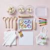 Flatlay materiałów — widok z góry