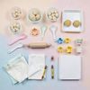 Flatlay materiałów — widok z góry
