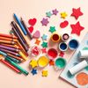 Zestaw materiałów — kredki, mazaki, piankowe kształty