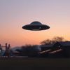 Tło wizualizacji — Spokojna podróż UFO nad placem zabaw