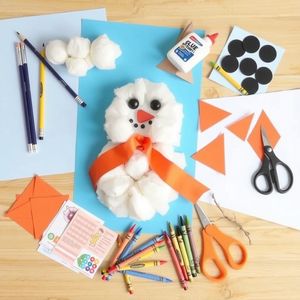 Flat lay materiałów do zajęć