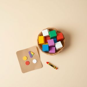 Zdjęcie: Flat-lay koszyczka z klockami i podstawką