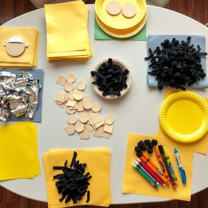 Zdjęcie materiałów na stole — aranżacja przygotowana do zajęć