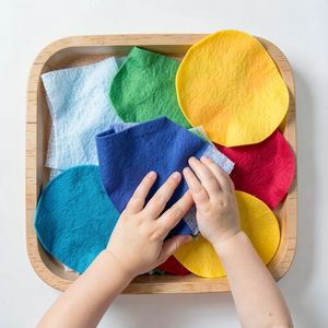 Taca faktur — płaski układ (flat lay)