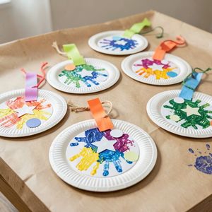 Zdjęcie gotowych medali — aranżacja do odbioru przez rodziców