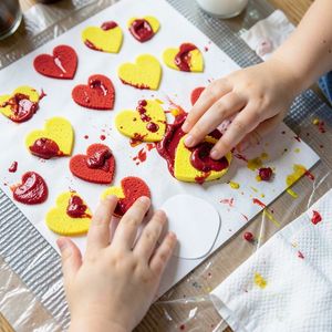 Stacja 3 — Malowanie serduszek (z bliska, top-down)