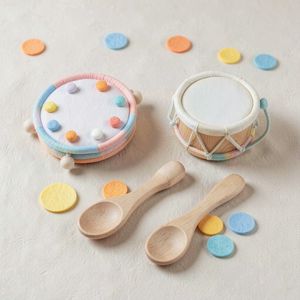 Ilustracja instrumentów rytmicznych — tamburyn i bębenek dla maluchów