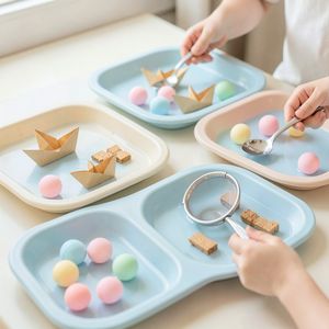 Pojemniki z pływającymi przedmiotami — scenka do łowienia