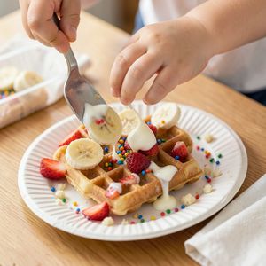 Ilustracja dekorowania — zbliżenie rąk dzieci