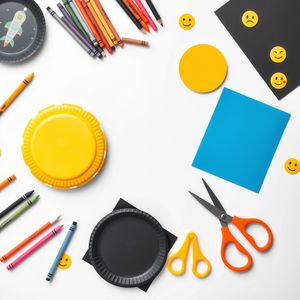 Flatlay materiałów plastycznych — zestaw do zajęć