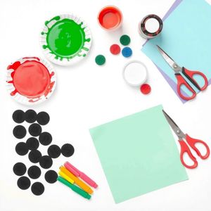 Zestaw materiałów do pracy plastycznej — aranżacja (flat lay)