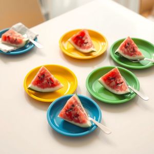 Pokrojone plasterki arbuza na talerzykach (materiał sensoryczny)