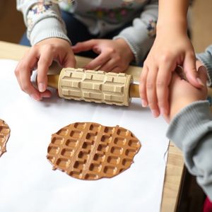 Walec z nacięciami stemplujący wzór wafla