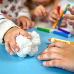 Zbliżenie ręki dziecka przyklejającej watę