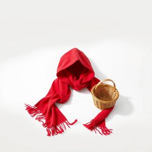 Zdjęcie rekwizytu: Czerwona chustka (kapturek) i mały koszyk na białym tle