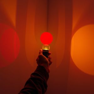 Fotografia demonstracyjna: światło przez kolorową folię