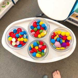 Miseczki do sortowania z guzikami