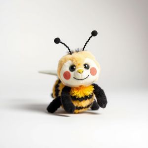 Zdjęcie pluszowej pszczółki na białym tle