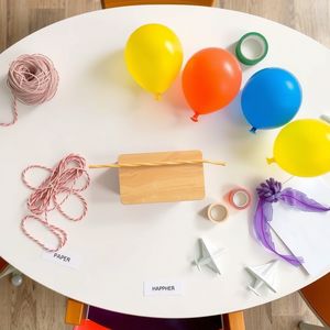 Zdjęcie referencyjne — Stół z materiałami przygotowanymi do zajęć