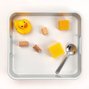 Zbliżenie: tacą z przedmiotami do testów pływalności (flatlay)