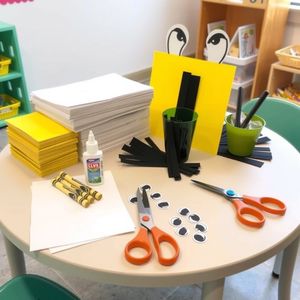 Stół z materiałami do pracowni plastycznej