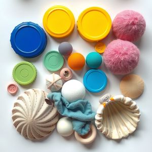 Zestaw małych skarbów — sensoryczne przedmioty (widok z góry)