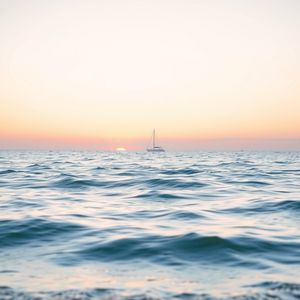 Tło na czas wyciszenia — spokojne morze