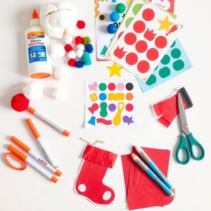 Zdjęcie materiałów plastycznych: rozłożone przybory