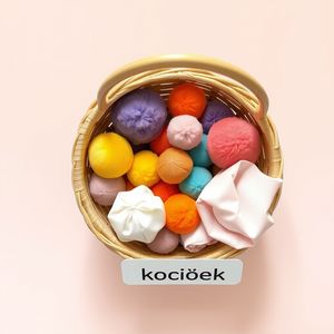 Kociołek skarbów — ilustracja koszyka z pomponami