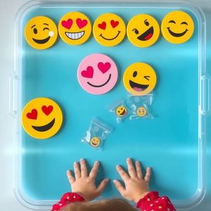 Wodny teatr emotikon — pływające buźki / woreczki sensoryczne