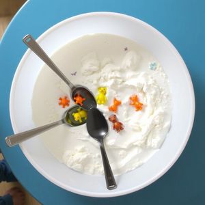 Stacja sensoryczna z 'śniegiem' (miska z oobleckiem)