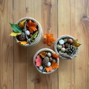 Zdjęcie referencyjne — leśne skarby w koszyczkach