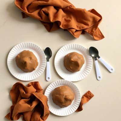 Porcje brązowego playdough / materiału