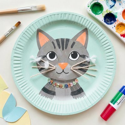 Portret kota na papierowym talerzyku — przykład