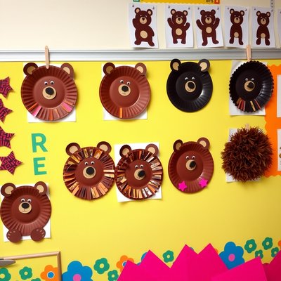 Prace dzieci na tablicy — ekspozycja