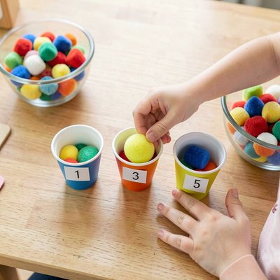 Kubeczki i pompony - instrukcja wizualna