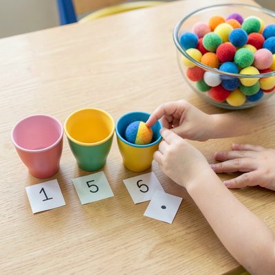 Kubeczki i pompony - instrukcja wizualna