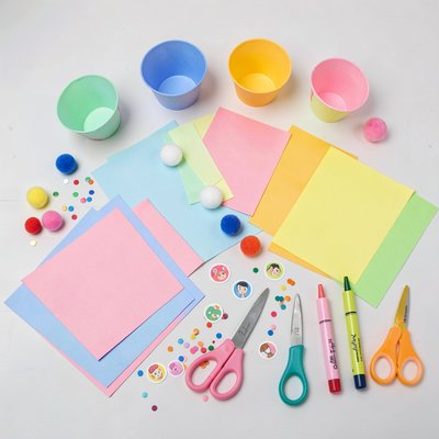 Flatlay materiałów do pracy plastycznej