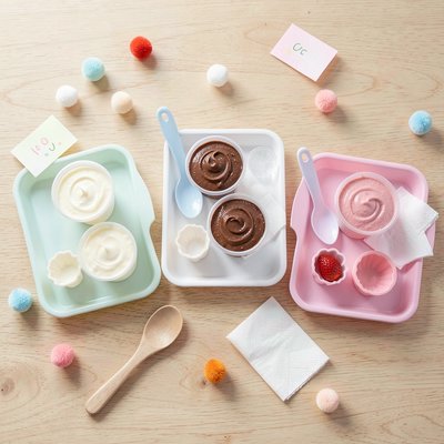 Stacja sensoryczna — tace z porcjami budyniu