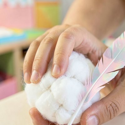 Zbliżenie na tekstury: wata i piórko