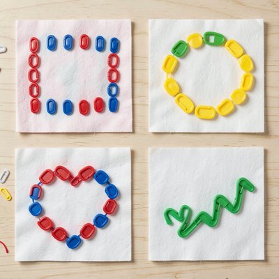 Plansza filcowa z kompozycjami agrafkowymi