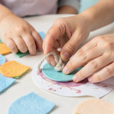 Zbliżenie na sensoryczne dodatki — tekstury i ręce