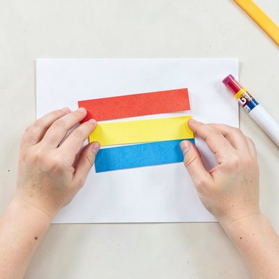 Praca plastyczna — flaga z pasków