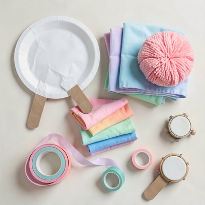 Ilustracja materiałów — zestaw paletek i akcesoriów