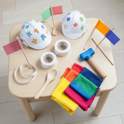 Zestaw rekwizytów — papierowe kaski i narzędzia