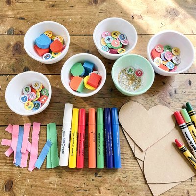 Stół z materiałami — flatlay