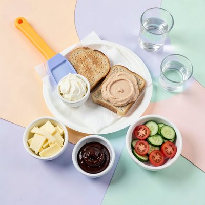 Rozkład stanowiska: tacka z porcjami i przyborami