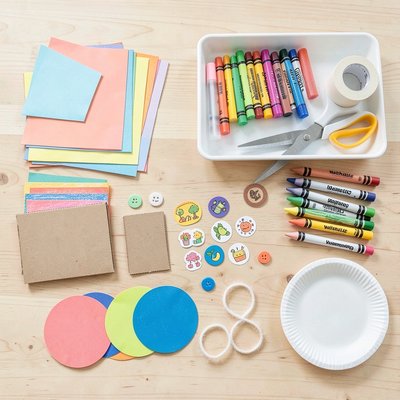 Zestaw materiałów plastycznych — flatlay przygotowawczy