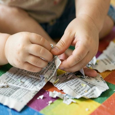 Szeleszczące głosy — zabawa z papierem