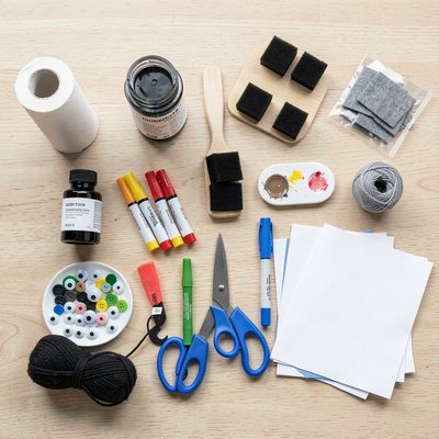 Flatlay materiałów do zajęć